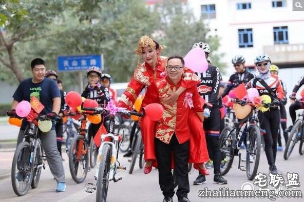 30辆自行车组成婚礼车队去迎亲