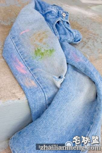 她把透明指甲油擦在衣服上看起来很怪，但是大家接着都马上拿出一瓶跟着做起来！