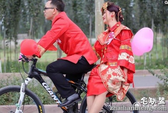30辆自行车组成婚礼车队去迎亲