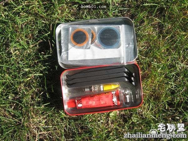 她把透明指甲油擦在衣服上看起来很怪，但是大家接着都马上拿出一瓶跟着做起来！