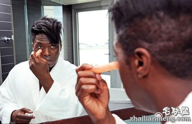 英国56岁男子每年17万保养