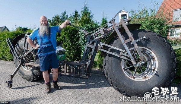 真老汉推车:大叔自制一吨重的自行车