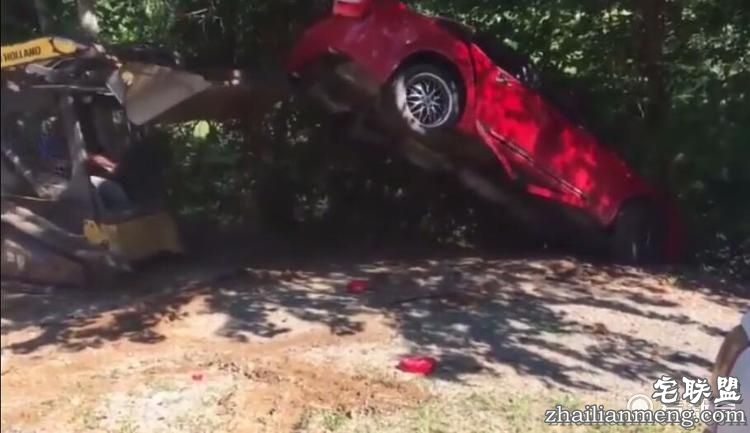 完全炸裂!抓到女儿在新买奥迪上「嗯嗯啊啊」~他竟使出毁灭性惩罚手段吓傻大家!