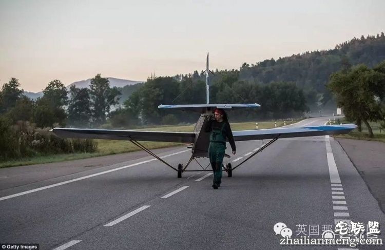 自己造架飞机，每天开飞机上班...这哥们的生活，真的好酷