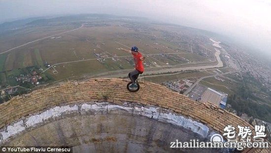 小哥烟囱顶表演独轮车特技,这画面,看着都腿软