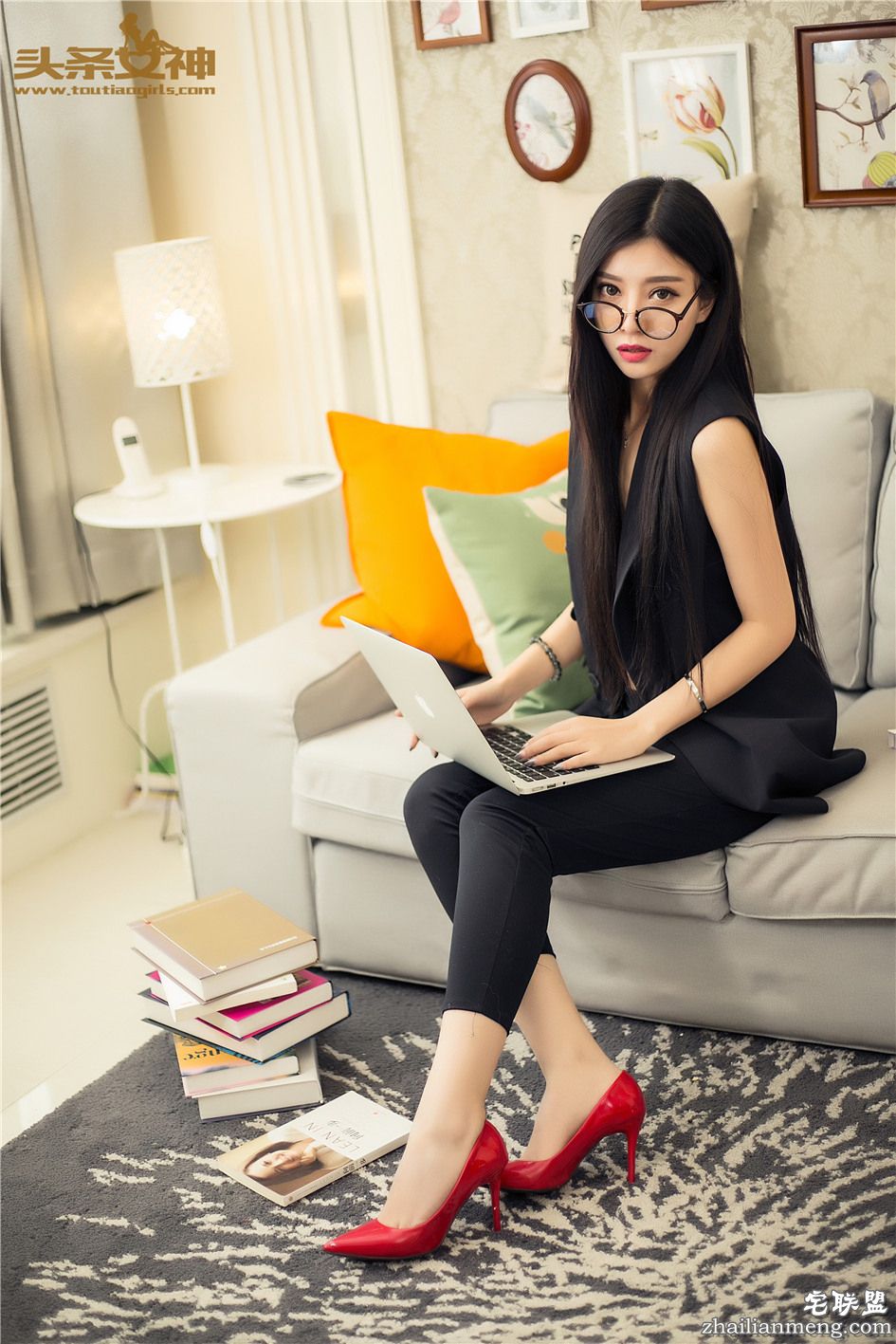 [头条女神] 长腿长发女秘书COCO黑丝极致诱惑 第033期第6张