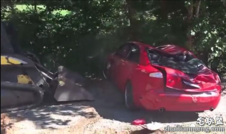 完全炸裂!抓到女儿在新买奥迪上「嗯嗯啊啊」~他竟使出毁灭性惩罚手段吓傻大家!