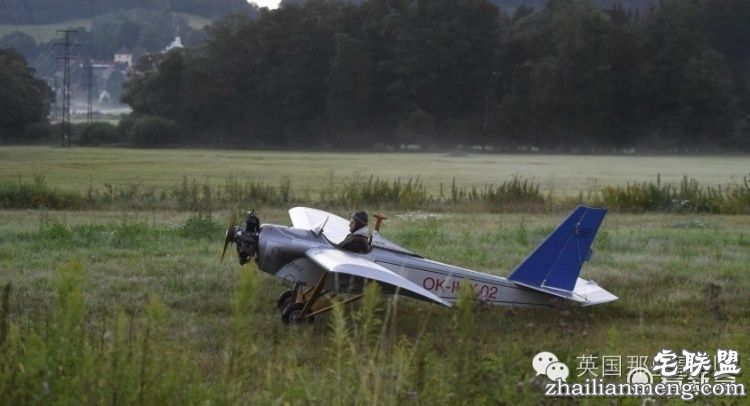 自己造架飞机，每天开飞机上班...这哥们的生活，真的好酷