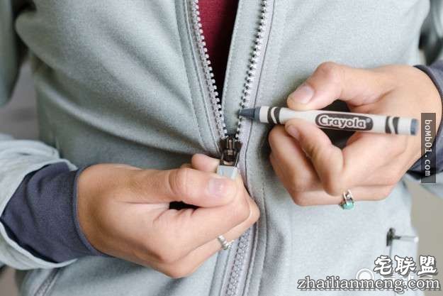 她把透明指甲油擦在衣服上看起来很怪，但是大家接着都马上拿出一瓶跟着做起来！