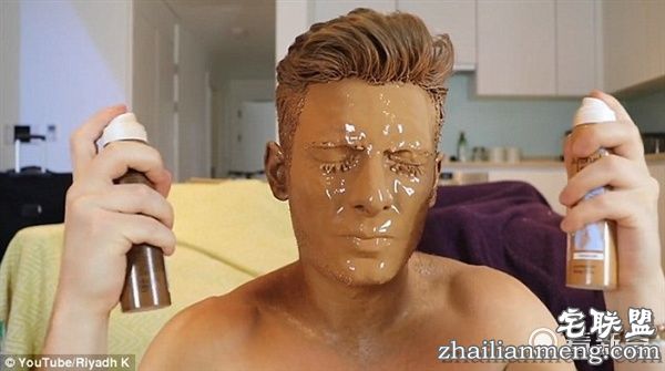 男网红往脸上喷100层古铜色喷雾