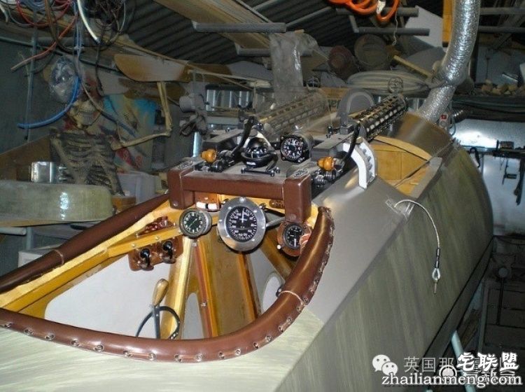 自己造架飞机，每天开飞机上班...这哥们的生活，真的好酷