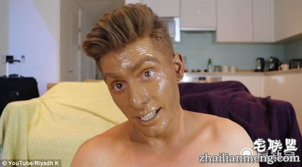 男网红往脸上喷100层古铜色喷雾