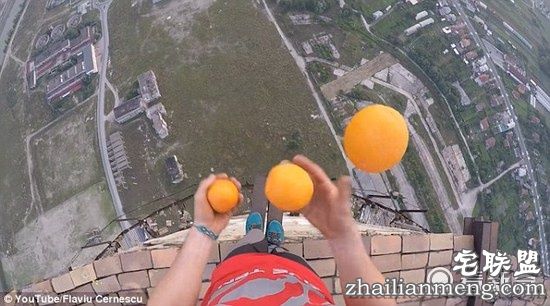 小哥烟囱顶表演独轮车特技,这画面,看着都腿软