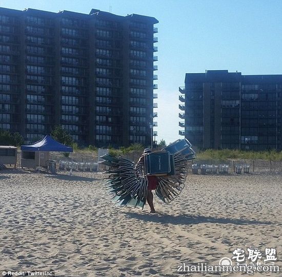 大力士清理沙滩时一次性举起25把椅子,给跪!