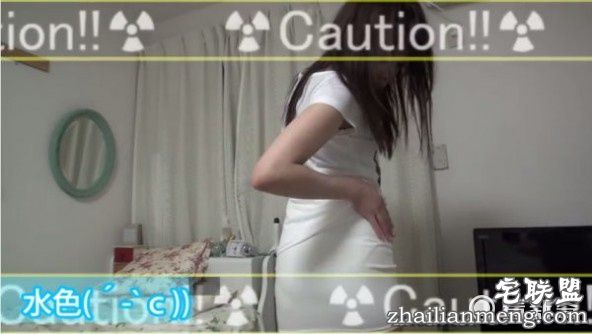 日本正妹穿4款不同颜色的内裤