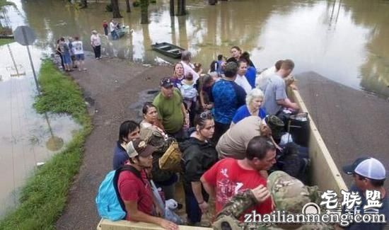 记者正在报道洪灾,却被身后的小男孩实力抢镜…