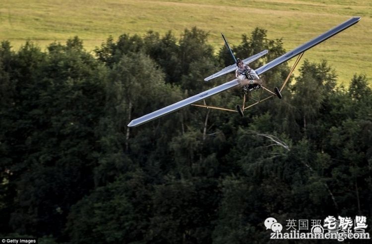 自己造架飞机，每天开飞机上班...这哥们的生活，真的好酷