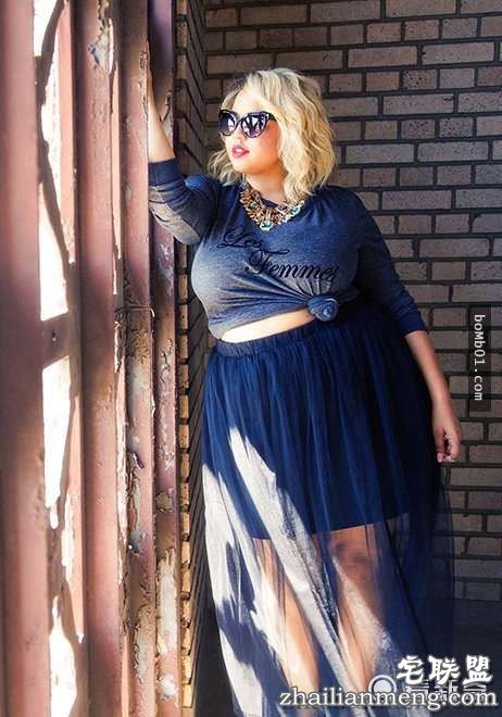 她把透明指甲油擦在衣服上看起来很怪，但是大家接着都马上拿出一瓶跟着做起来！