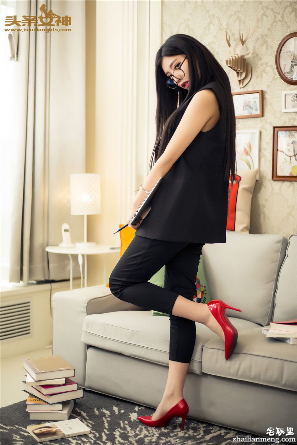 [头条女神] 长腿长发女秘书COCO黑丝极致诱惑 第033期第13张