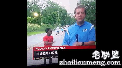记者正在报道洪灾,却被身后的小男孩实力抢镜…