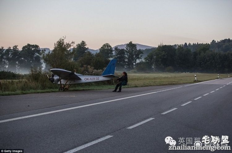 自己造架飞机，每天开飞机上班...这哥们的生活，真的好酷