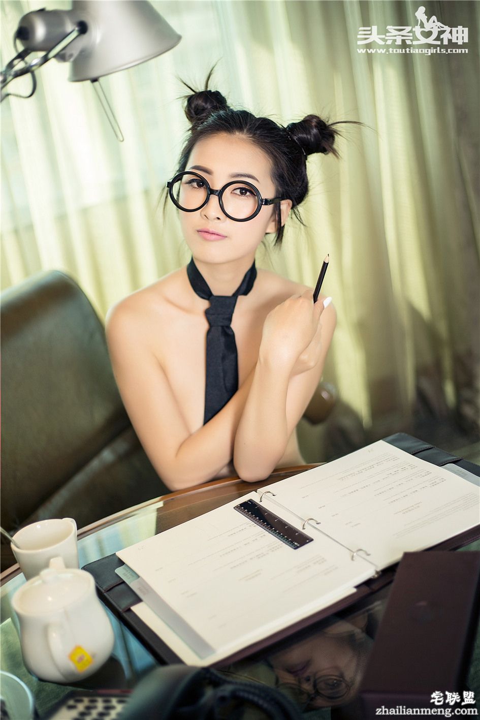 [头条女神] 黑丝萝莉小秘书张爽办公室写真性感图片 第051期第4张