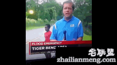 记者正在报道洪灾,却被身后的小男孩实力抢镜…