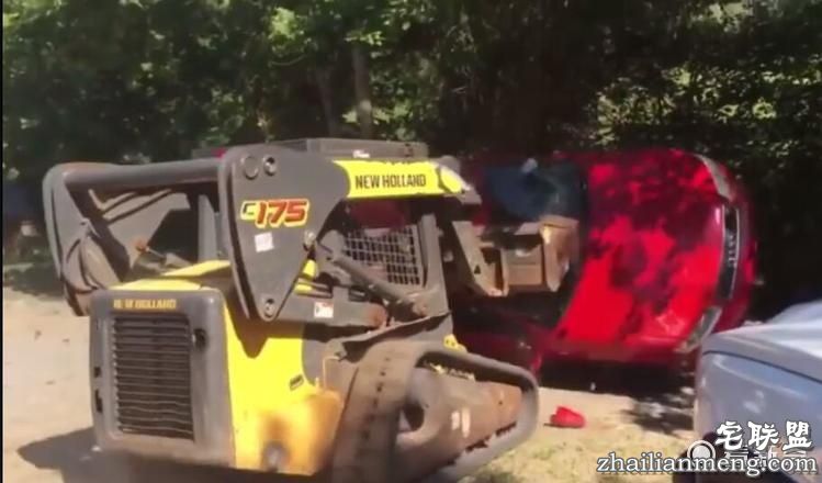 完全炸裂!抓到女儿在新买奥迪上「嗯嗯啊啊」~他竟使出毁灭性惩罚手段吓傻大家!