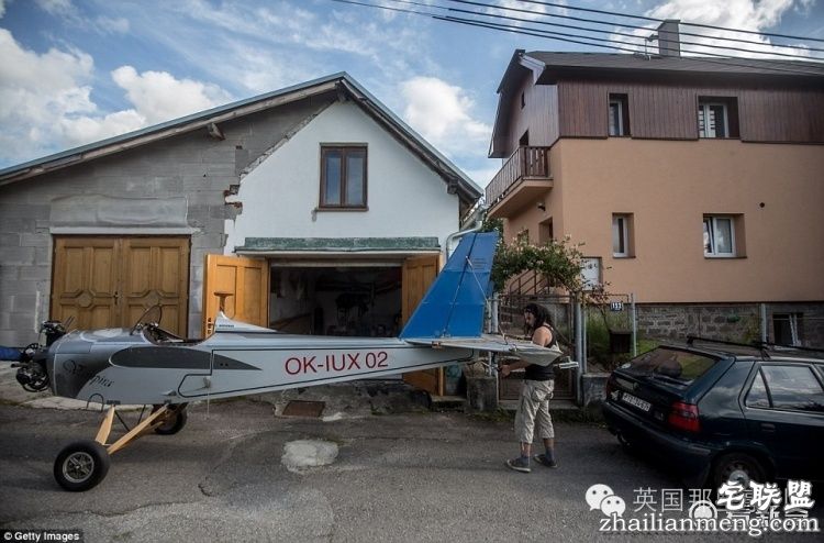 自己造架飞机，每天开飞机上班...这哥们的生活，真的好酷