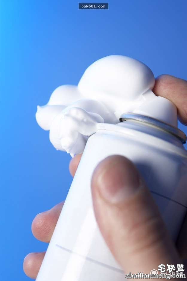 她把透明指甲油擦在衣服上看起来很怪，但是大家接着都马上拿出一瓶跟着做起来！