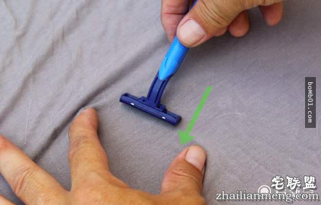 她把透明指甲油擦在衣服上看起来很怪，但是大家接着都马上拿出一瓶跟着做起来！