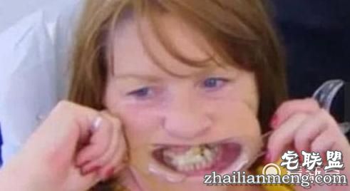 女子害怕看牙医,牙掉了用502胶水粘住,医牙竟把全副身家搭进