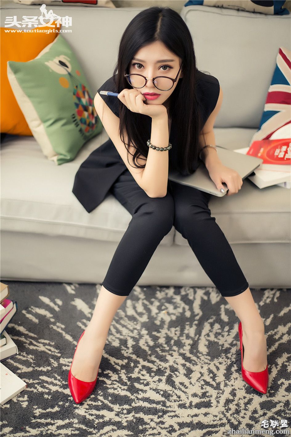 [头条女神] 长腿长发女秘书COCO黑丝极致诱惑 第033期第14张