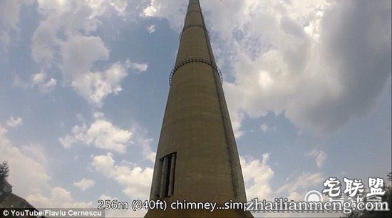 小哥烟囱顶表演独轮车特技,这画面,看着都腿软