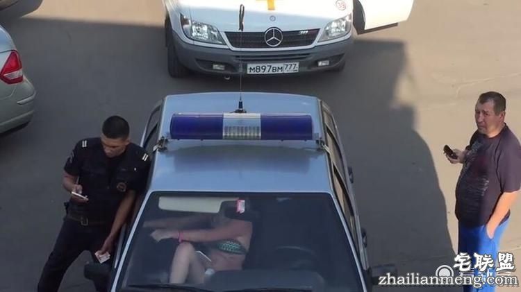 字典里只有狂！战斗民族辣妹被扣在警车内起肚烂~竟使出超扯「逃脱术」气炸员警！