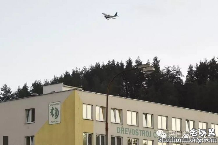 自己造架飞机，每天开飞机上班...这哥们的生活，真的好酷