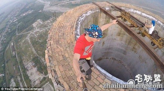 小哥烟囱顶表演独轮车特技,这画面,看着都腿软