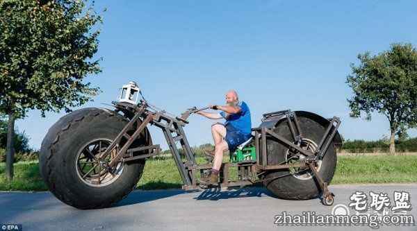 真老汉推车:大叔自制一吨重的自行车