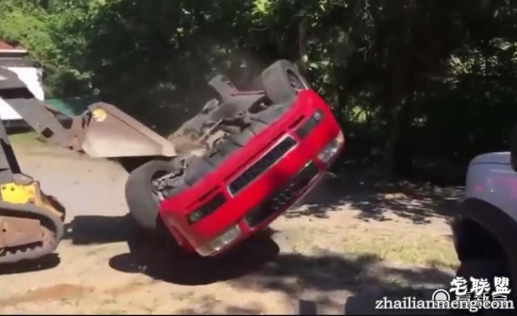 完全炸裂!抓到女儿在新买奥迪上「嗯嗯啊啊」~他竟使出毁灭性惩罚手段吓傻大家!