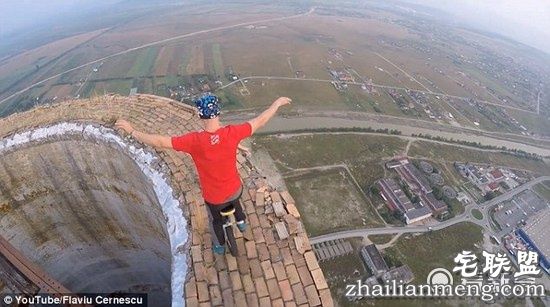 小哥烟囱顶表演独轮车特技,这画面,看着都腿软