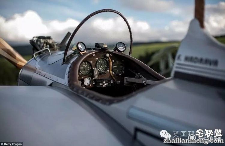 自己造架飞机，每天开飞机上班...这哥们的生活，真的好酷