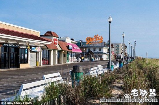 大力士清理沙滩时一次性举起25把椅子,给跪!