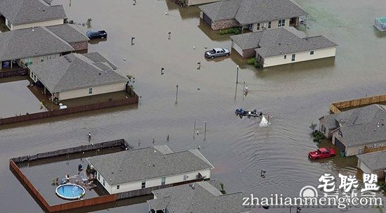 记者正在报道洪灾,却被身后的小男孩实力抢镜…