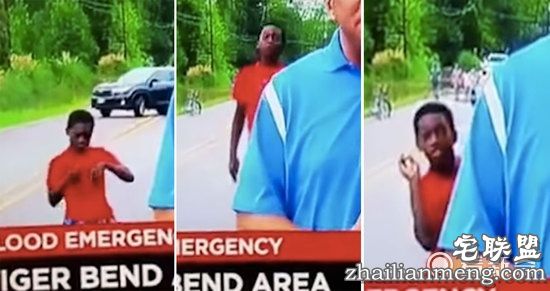 记者正在报道洪灾,却被身后的小男孩实力抢镜…