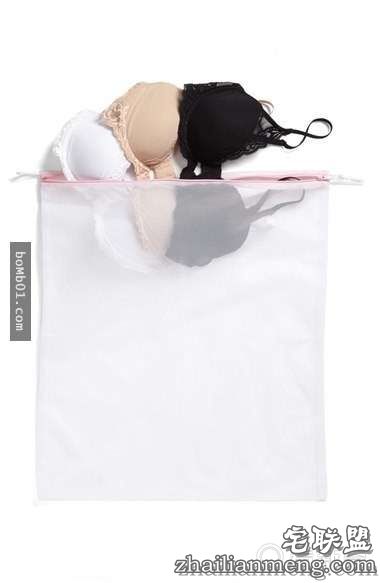 她把透明指甲油擦在衣服上看起来很怪，但是大家接着都马上拿出一瓶跟着做起来！