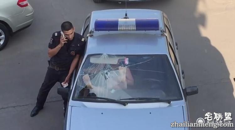 字典里只有狂！战斗民族辣妹被扣在警车内起肚烂~竟使出超扯「逃脱术」气炸员警！