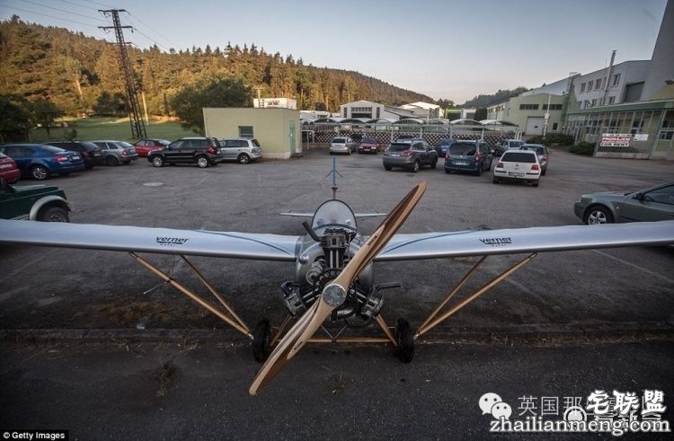 自己造架飞机，每天开飞机上班...这哥们的生活，真的好酷