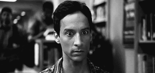 当你在公共场合,蛋蛋突然传来一阵瘙痒时: