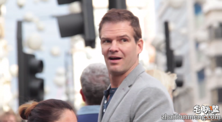 她在街头借卫生棉,血崩的瞬间所有人都震惊了