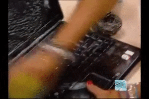 用水洗笔记本电脑的搞笑gif<a href=/neihan/dongtaitupian/ target=_blank class=infotextkey>动态图片</a>